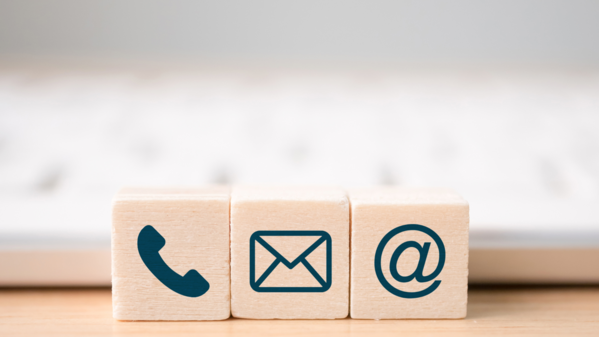 Drei Holzklötze mit Symbolen für Telefon, E-Mail und Internet Drei Holzklötze mit Symbolen für Telefon, E-Mail und Nachricht