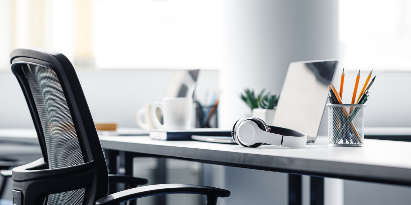 Moderner Büroarbeitsplatz mit Laptop und Headset als Symbol für zuverlässiges Internet, stabile Netzwerke und professionelle IT-Infrastruktur im Unternehmen.